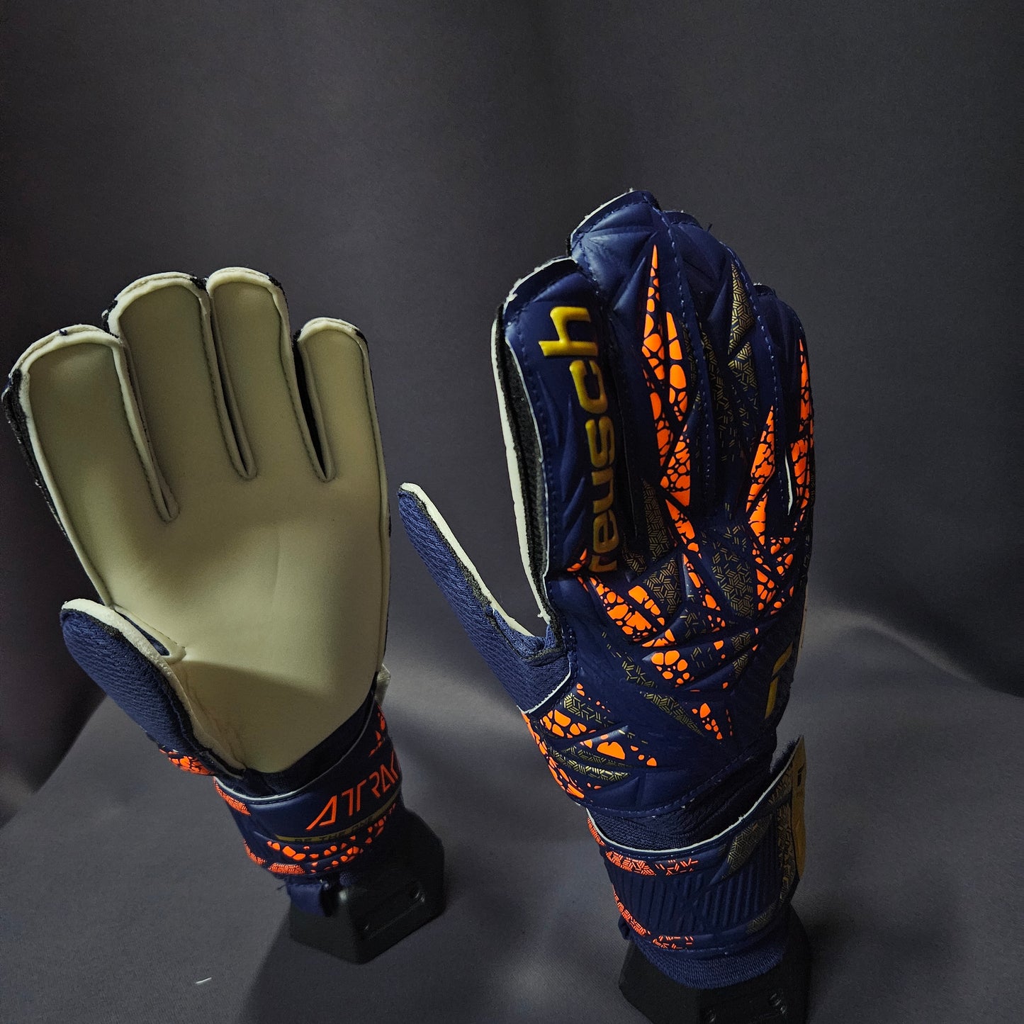 REUSCH - Attrakt Solid Azul