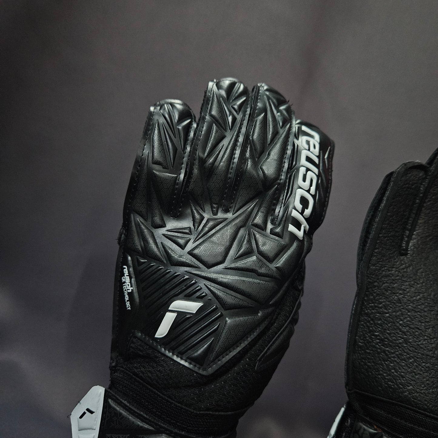 REUSCH - Attrakt Resist