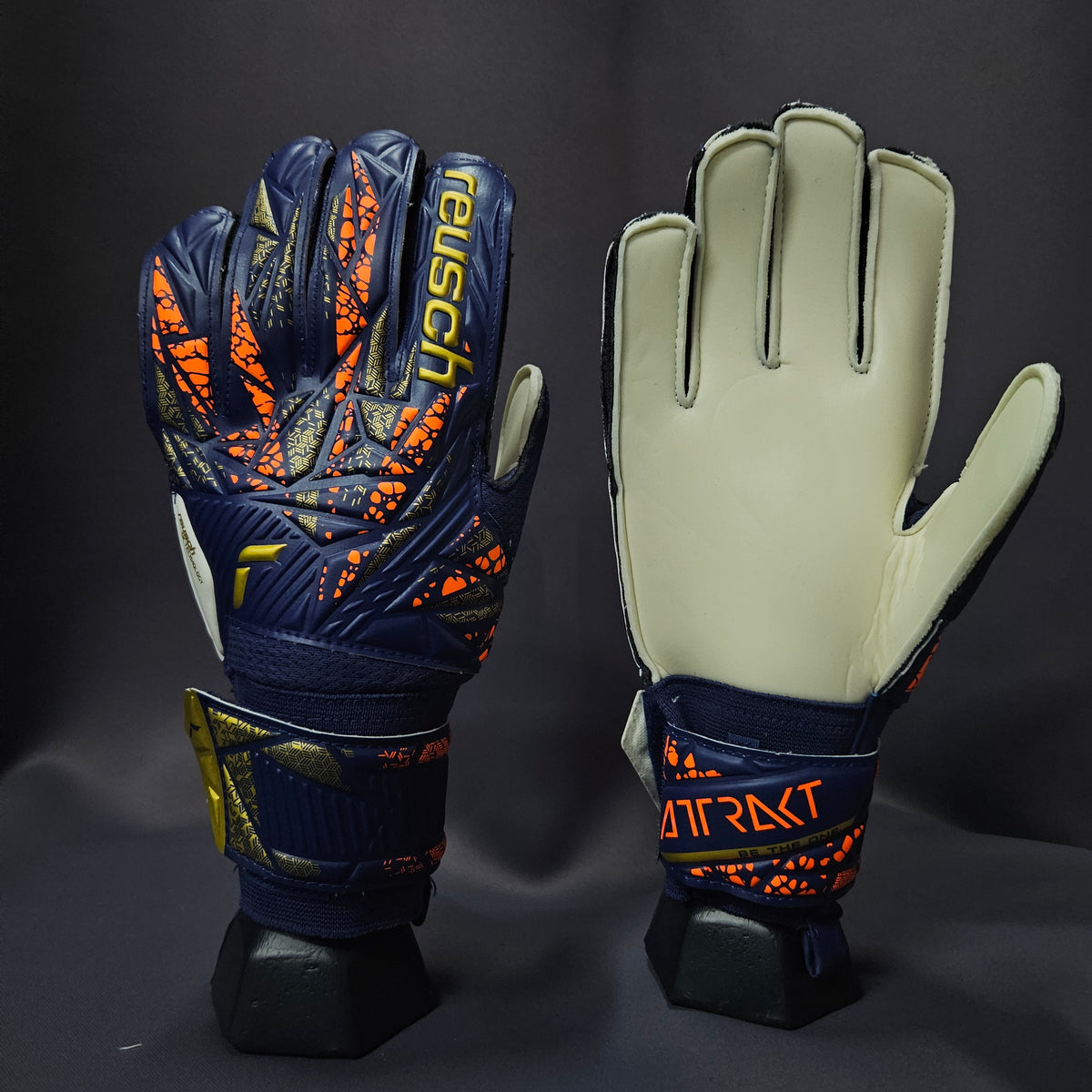 REUSCH - Attrakt Solid Azul