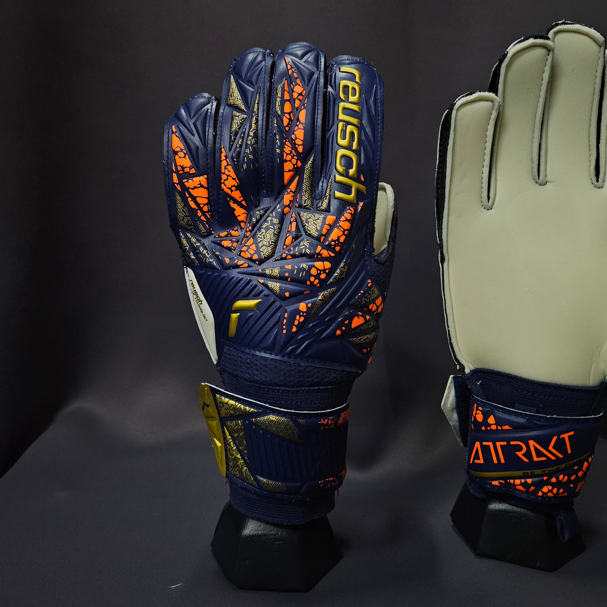REUSCH - Attrakt Solid Azul