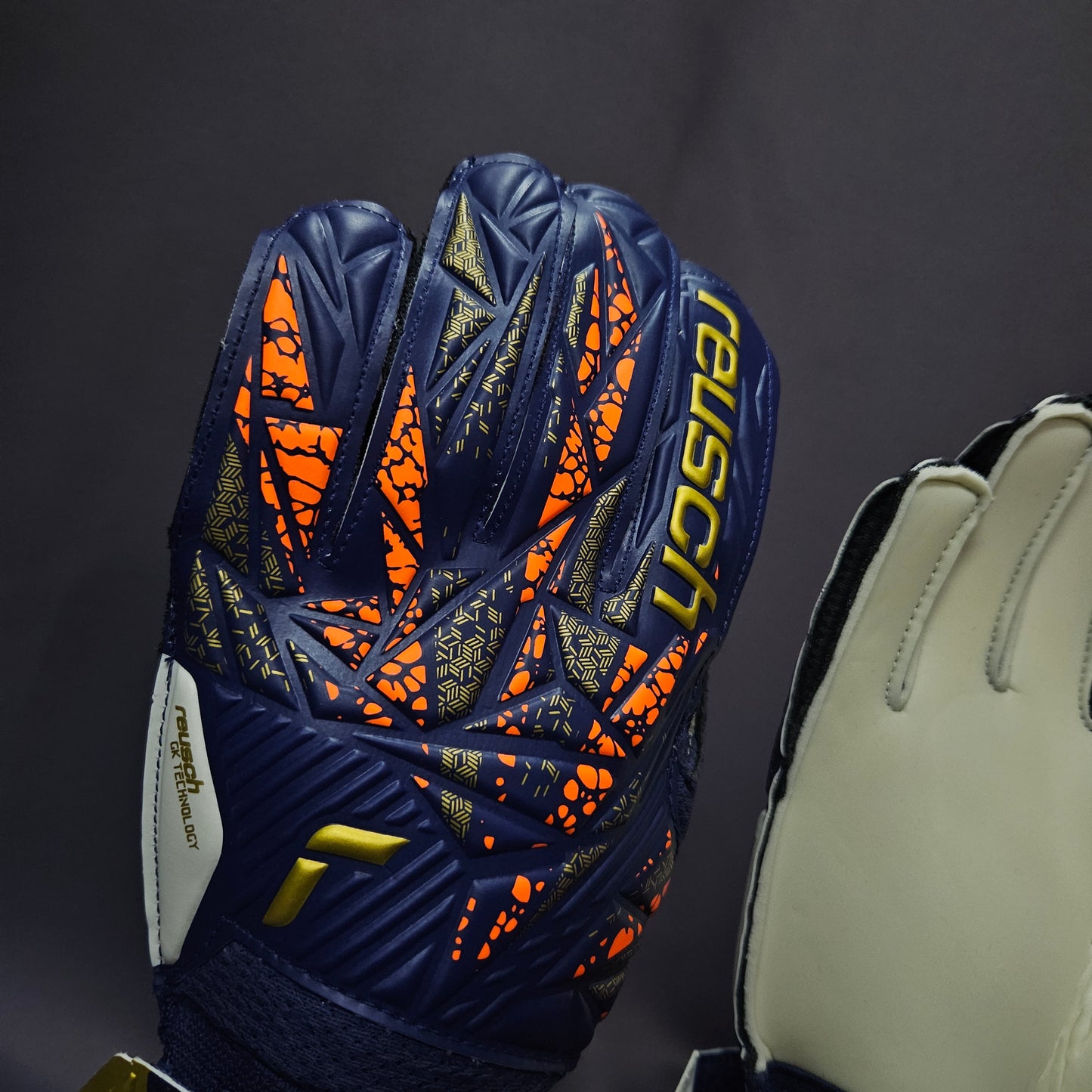 REUSCH - Attrakt Solid Azul